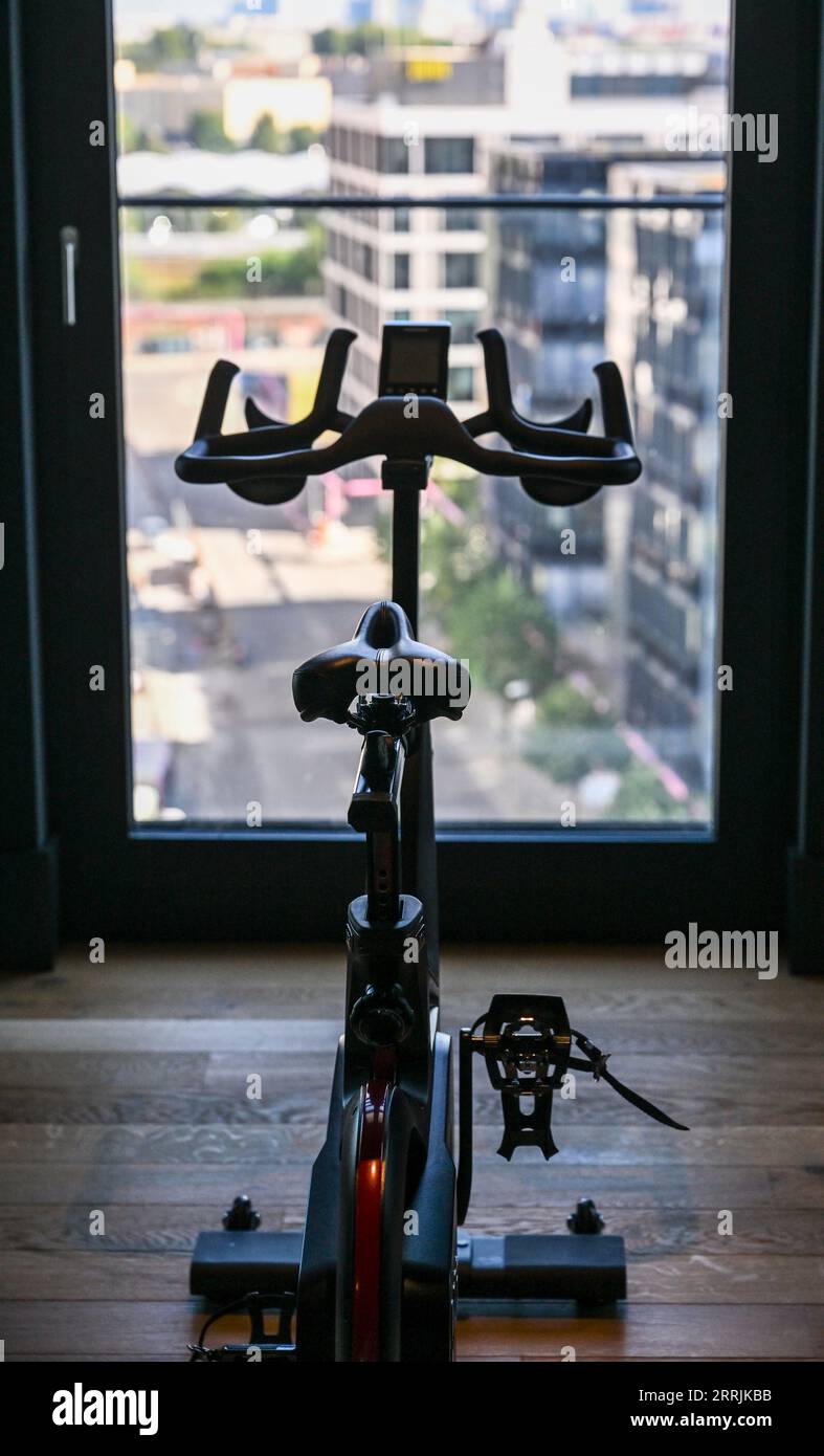 PRODUZIONE - 06 settembre 2023, Berlino: L'Aparthotel Eastside Locke direttamente sulla Sprea e la East Side Gallery con area fitness. Con Locke alla East Side Gallery, il marchio Locke aparthotel è ora rappresentato anche con una sede a Berlino. Include 176 monolocali con angolo cottura e aree soggiorno firmati dal marchio dell'hotel. Le camere sono decorate in tonalita' neutre, mentre tessuti naturali, come tappeti in erba intrecciati grossolanamente, testiere in rattan e cemento a vista con finiture in polvere, aggiungono sapientemente accenti. Le pareti delle camere sono parzialmente rivestite di legno, e il bur Foto Stock