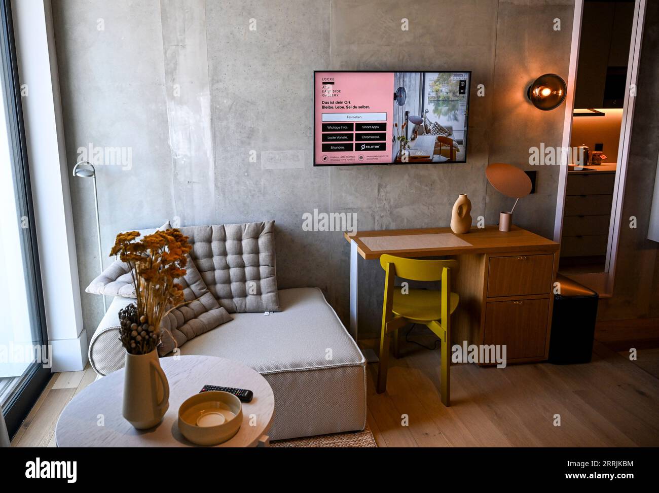 PRODUZIONE - 06 settembre 2023, Berlino: L'Aparthotel Eastside Locke direttamente sulla Sprea. Con Locke alla East Side Gallery, il marchio di aparthotel Locke è ora rappresentato anche con una sede a Berlino. Comprende 176 monolocali con angolo cottura e aree soggiorno tipiche del marchio dell'hotel. Le camere sono decorate in tonalita' neutre, mentre tessuti naturali, come tappeti in erba intrecciati grossolanamente, testiere in rattan e cemento a vista con finiture in polvere, aggiungono sapientemente accenti. Le pareti delle camere sono parzialmente rivestite di legno, e il divisorio in vetro bruciato nel bagno è fatto per farlo Foto Stock