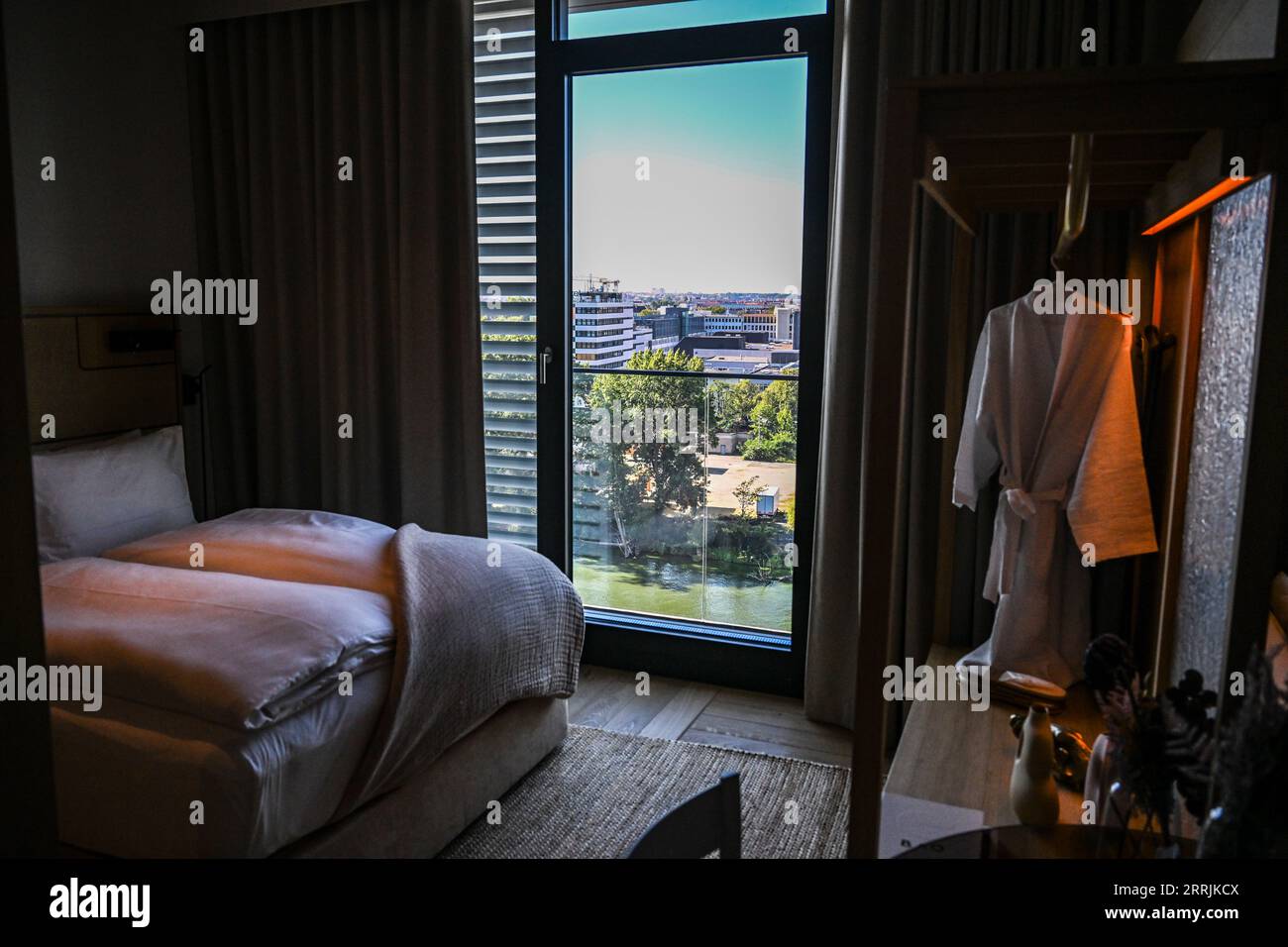 PRODUZIONE - 06 settembre 2023, Berlino: L'Aparthotel Eastside Locke direttamente sulla Sprea. Con Locke alla East Side Gallery, il marchio di aparthotel Locke è ora rappresentato anche con una sede a Berlino. Comprende 176 monolocali con angolo cottura e aree soggiorno tipiche del marchio dell'hotel. Le camere sono decorate in tonalita' neutre, mentre tessuti naturali, come tappeti in erba intrecciati grossolanamente, testiere in rattan e cemento a vista con finiture in polvere, aggiungono sapientemente accenti. Le pareti delle camere sono parzialmente rivestite di legno, e il divisorio in vetro bruciato nel bagno è fatto per farlo Foto Stock