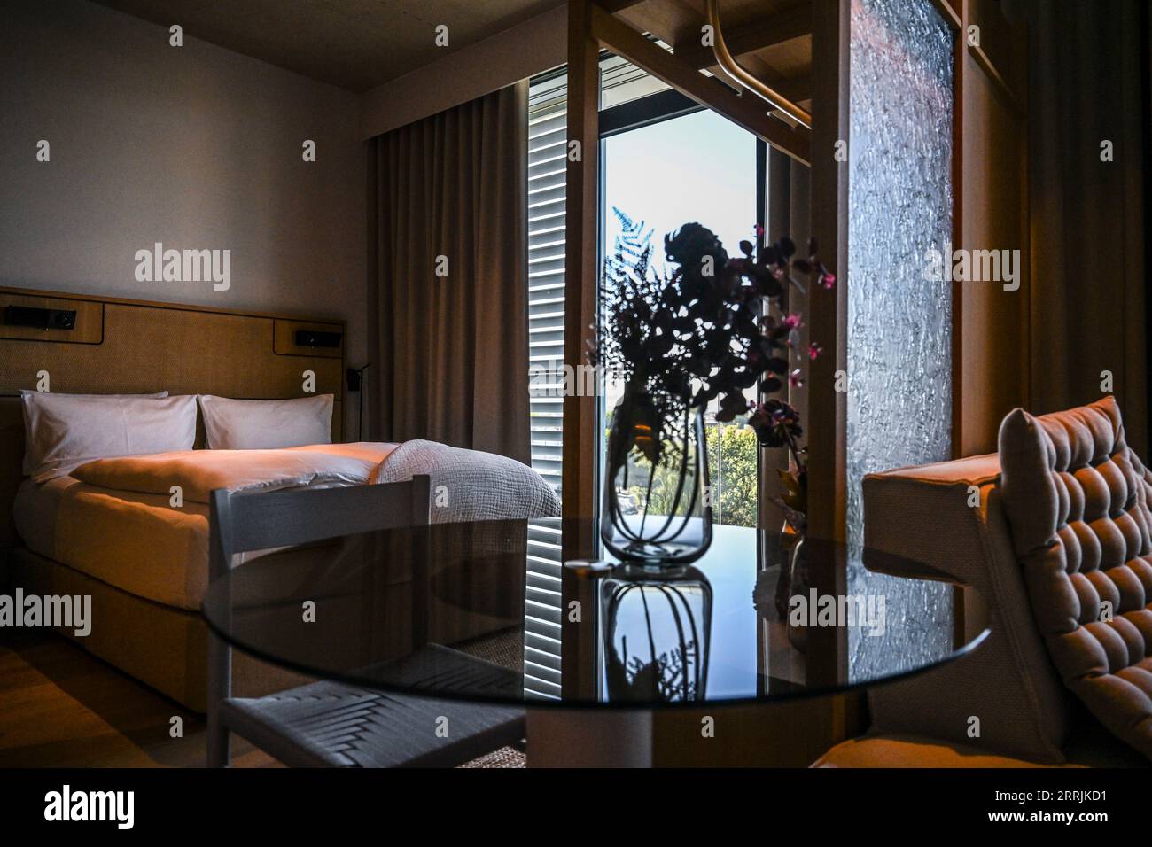 PRODUZIONE - 06 settembre 2023, Berlino: L'Aparthotel Eastside Locke direttamente sulla Sprea. Con Locke alla East Side Gallery, il marchio di aparthotel Locke è ora rappresentato anche con una sede a Berlino. Comprende 176 monolocali con angolo cottura e aree soggiorno tipiche del marchio dell'hotel. Le camere sono decorate in tonalita' neutre, mentre tessuti naturali, come tappeti in erba intrecciati grossolanamente, testiere in rattan e cemento a vista con finiture in polvere, aggiungono sapientemente accenti. Le pareti delle camere sono parzialmente rivestite di legno, e il divisorio in vetro bruciato nel bagno è fatto per farlo Foto Stock