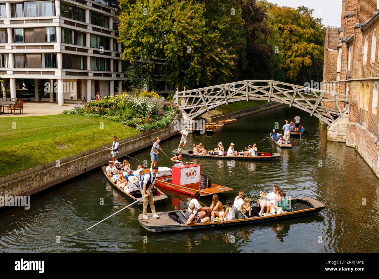 Cambridge, Regno Unito. 8 settembre 2023. I turisti a Cambridge che sfruttano al meglio il tempo di inizio settembre nel Regno Unito, con temperature che superano i 30 °C, hanno preso a pugni lungo le spalle della Cambridge Universtiy UK Weather. La foto è The Pimm's Punt Bar. Crediti: Mark Bullimore/Alamy Live News Foto Stock