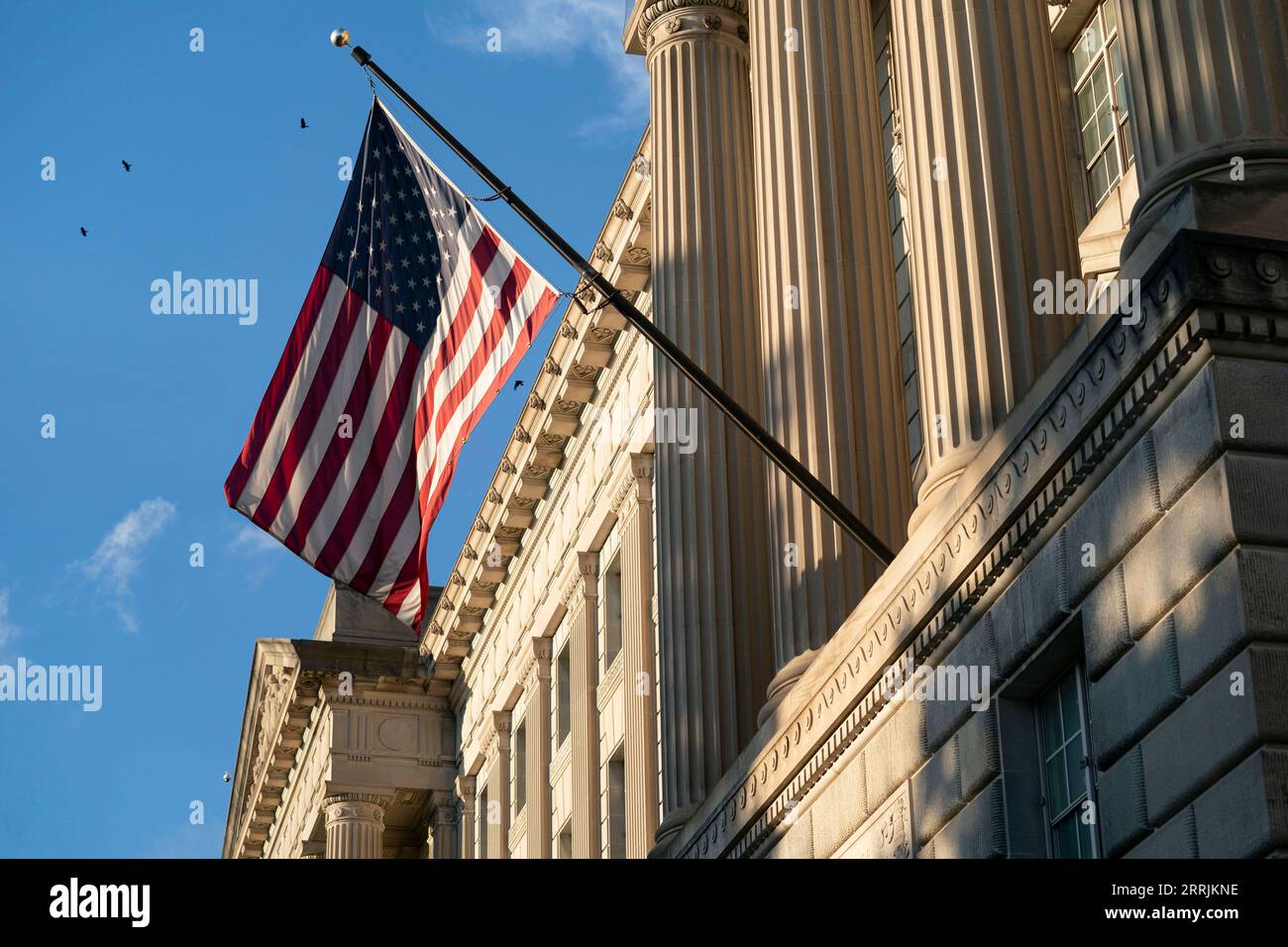220729 -- WASHINGTON, D.C., 29 luglio 2022 -- foto scattata il 28 luglio 2022 mostra l'edificio del Dipartimento del commercio a Washington, D.C., negli Stati Uniti. Il PIL del prodotto interno lordo degli Stati Uniti, che si riferisce al valore di tutti i beni e servizi prodotti negli Stati Uniti, si è ridotto del 0,9% a un tasso annualizzato nel trimestre di aprile-giugno, secondo i dati del Dipartimento del commercio di giovedì. Il calo si è verificato sulla scia del calo del 1,6% dello scorso trimestre. U.S.-WASHINGTON, D.C.-ECONOMY-SHRINK LiuxJie PUBLICATIONxNOTxINxCHN Foto Stock