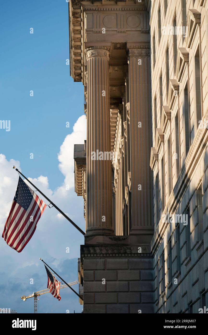220729 -- WASHINGTON, D.C., 29 luglio 2022 -- foto scattata il 28 luglio 2022 mostra l'edificio del Dipartimento del commercio a Washington, D.C., negli Stati Uniti. Il PIL del prodotto interno lordo degli Stati Uniti, che si riferisce al valore di tutti i beni e servizi prodotti negli Stati Uniti, si è ridotto del 0,9% a un tasso annualizzato nel trimestre di aprile-giugno, secondo i dati del Dipartimento del commercio di giovedì. Il calo si è verificato sulla scia del calo del 1,6% dello scorso trimestre. U.S.-WASHINGTON, D.C.-ECONOMY-SHRINK LiuxJie PUBLICATIONxNOTxINxCHN Foto Stock