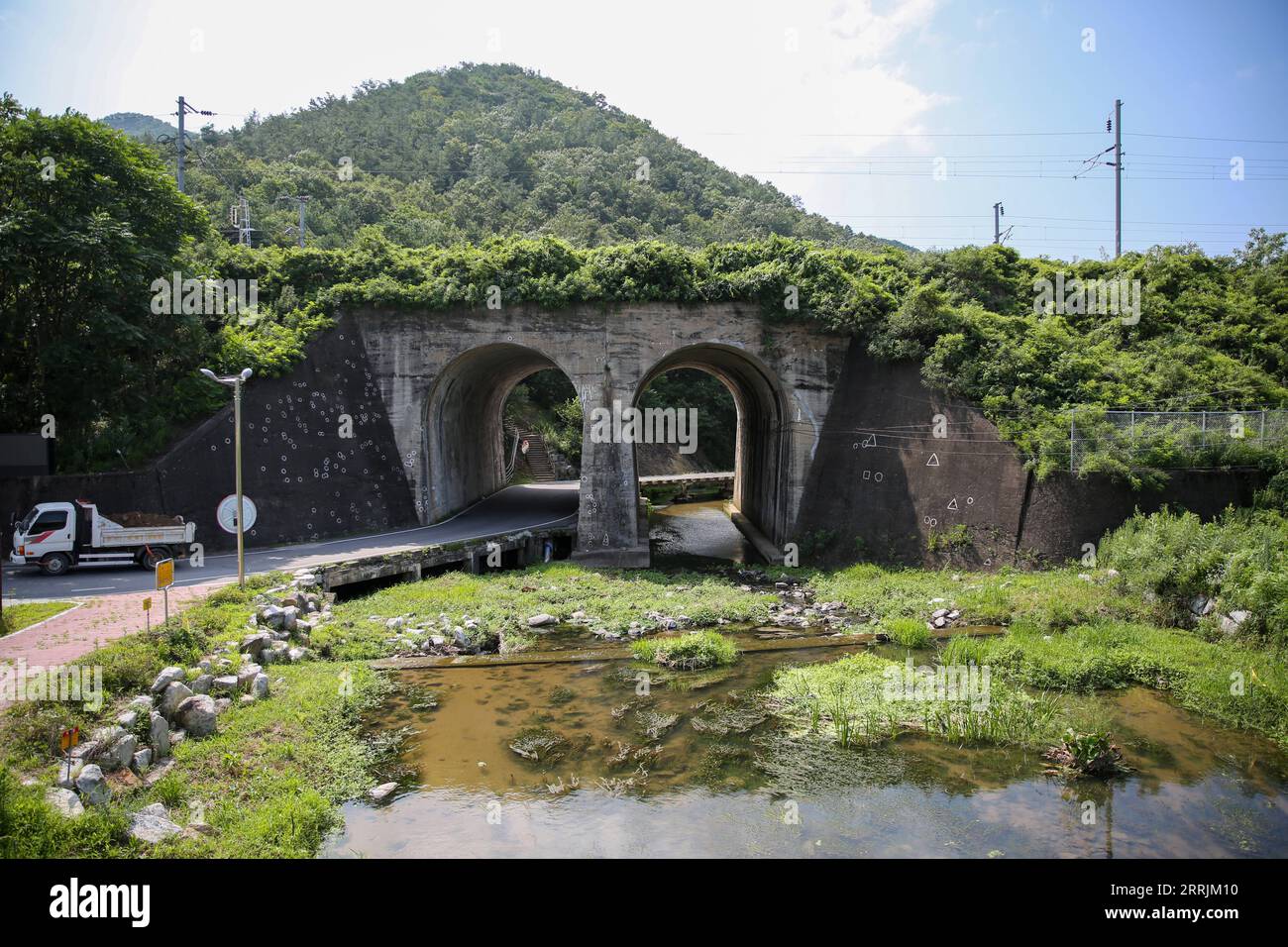 220729 -- CHUNGCHEONGBUK-DO, 29 luglio 2022 -- Un ponte ferroviario dove ha avuto luogo il massacro di No Gun Ri è contrassegnato con fori di proiettile evidenziati da linee bianche nella contea di Yeongdong a Chungcheongbuk-do, Corea del Sud, il 28 luglio 2022. Il massacro di No Gun Ri, uno degli assalti più mortali che l'esercito statunitense aveva commesso durante la guerra di Corea, era stato sepolto nel profondo della storia, fino a quando l'Associated Press non scoprì l'orribile tragedia nel 1999. Dopo lo scoppio della guerra, le truppe statunitensi subirono ben presto battute d'arresto mentre le forze della Repubblica Popolare Democratica di Corea stavano avanzando. A luglio Foto Stock