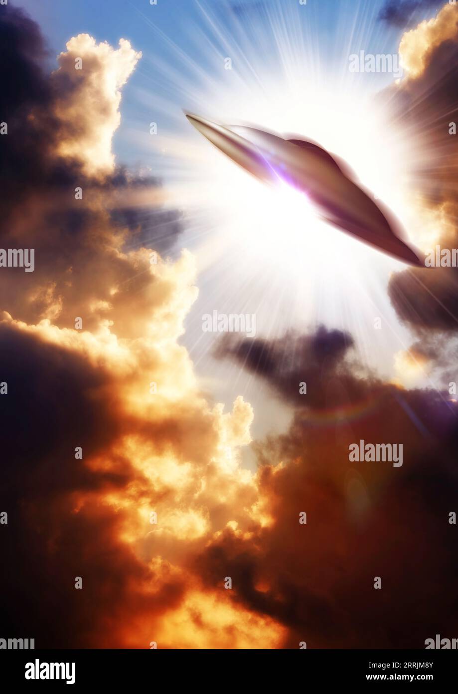 UFO, astronave aliena e nuvole nel cielo, velocità e trasporto interstellare, fantascienza o terrore. Navicella UAP, disco volante veloce e viaggio nello spazio Foto Stock