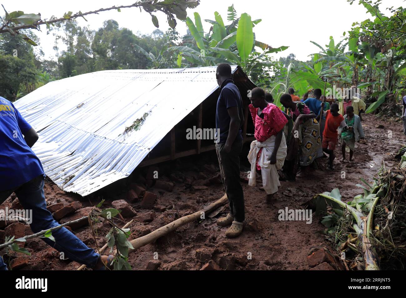 220801 -- MBALE, 1 agosto 2022 -- i residenti controllano le loro case danneggiate a seguito di alluvioni nel distretto di Mbale, Uganda orientale, 31 luglio 2022. Il bilancio delle vittime nelle inondazioni del fine settimana innescate da forti piogge nell'Uganda orientale è salito a 21, ha detto lunedì la società della Croce Rossa URCS. Foto di /Xinhua UGANDA-MBALE-FLOODS NicholasxKajoba PUBLICATIONxNOTxINxCHN Foto Stock