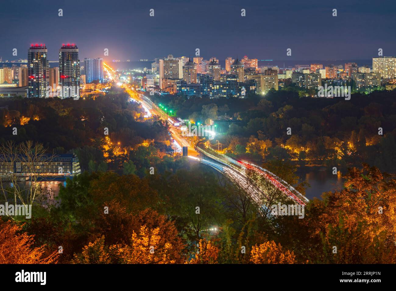 Vista notturna della città con semafori sull'autostrada Foto Stock