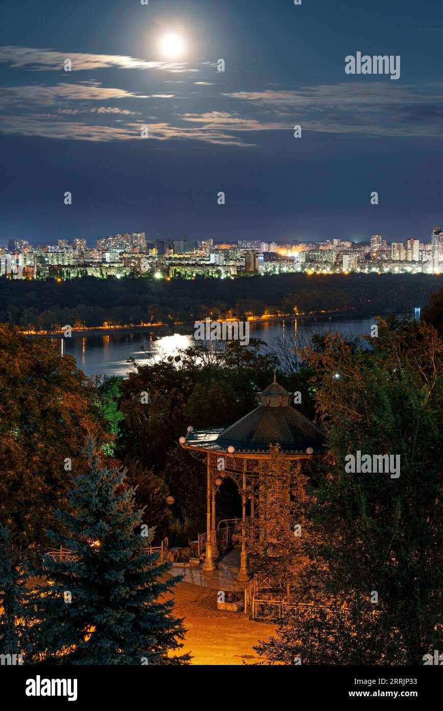 Vista notturna della città sulla riva sinistra di Kiev, Ucraina. Foto Stock