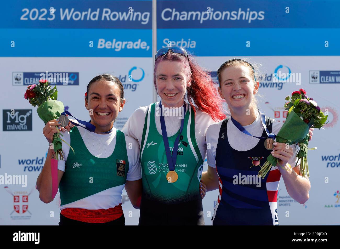 Belgrado, Serbia. 8 settembre 2023. Medaglia d'oro irlandese Siobhan Mccrohan (C), medaglia d'argento messicana Kenia Lechuga (L) e medaglia di bronzo statunitense Sophia Luwis posare per una foto durante la cerimonia di medaglia per le singole Sculls femminili leggere al Campionato mondiale di canottaggio 2023 a Belgrado, Serbia, 8 settembre 2023. Crediti: Predrag Milosavljevic/Xinhua/Alamy Live News Foto Stock