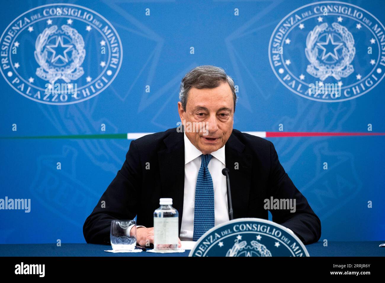 220804 -- ROMA, 4 agosto 2022 -- il primo ministro italiano Mario Draghi parla in una conferenza stampa a Roma, Italia, il 4 agosto 2022. Mario Draghi ha annunciato giovedì un pacchetto di aiuti del valore stimato di 17 miliardi di euro 17,3 miliardi di dollari USA per combattere l'inflazione in aumento e la siccità. Foto di /Xinhua ITALIA-ROMA-PM-CONFERENZA STAMPA AlbertoxLingria PUBLICATIONxNOTxINxCHN Foto Stock