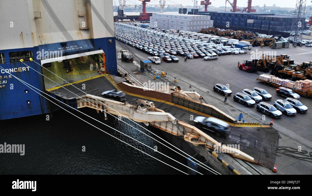 220808 -- QINGDAO, 8 agosto 2022 -- foto aerea scattata il 7 agosto 2022 mostra veicoli commerciali spediti su una nave cargo ro-ro per partire per l'Africa al porto di Qingdao a Qingdao, nella provincia dello Shandong della Cina orientale. Di gran lunga quest'anno, il volume delle esportazioni di veicoli commerciali dal porto di Qingdao è cresciuto di oltre il 90% su base annua. CHINA-SHANDONG-QINGDAO PORT-COMMERCIAL VEHICLES-EXPORT CN LIXZIHENG PUBLICATIONXNOTXINXCHN Foto Stock
