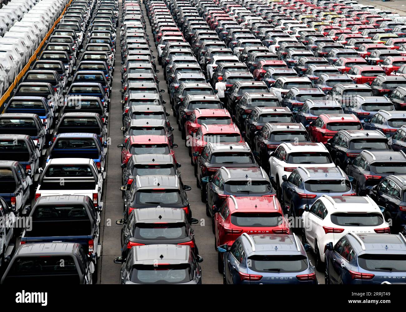 220808 -- QINGDAO, 8 agosto 2022 -- Un membro del personale controlla i veicoli commerciali prima della loro spedizione su una nave cargo ro-ro per partire per l'Africa al porto di Qingdao a Qingdao, provincia dello Shandong della Cina orientale, 7 agosto 2022. Di gran lunga quest'anno, il volume delle esportazioni di veicoli commerciali dal porto di Qingdao è cresciuto di oltre il 90% su base annua. CHINA-SHANDONG-QINGDAO PORT-COMMERCIAL VEHICLES-EXPORT CN LixZiheng PUBLICATIONxNOTxINxCHN 220808 -- QINGDAO, 8 agosto 2022 -- Un membro del personale controlla i veicoli commerciali prima della loro spedizione su un cargo ro-ro IMAGO/LixZiheng PUBLICATIONxNOTxINxCHN imago Foto Stock