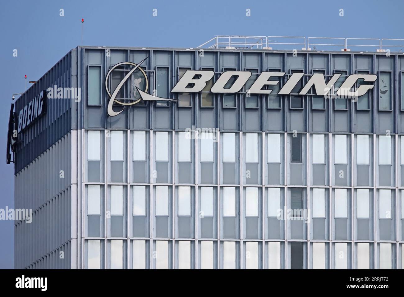 El Segundo, California, USA - 5 settembre 2023: Un logo Boeing è mostrato su un edificio del satellite Development Center di Los Angeles. Foto Stock