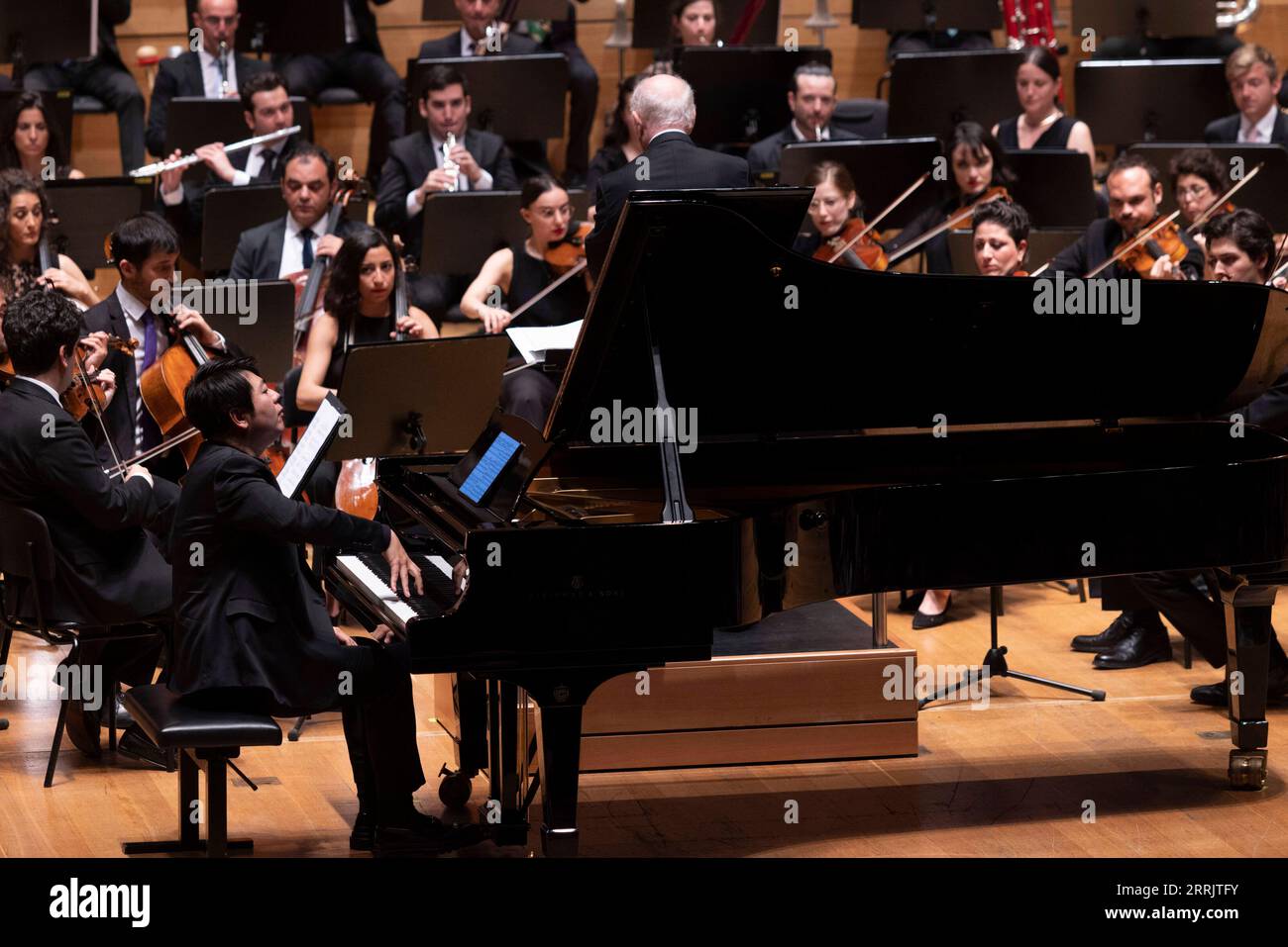 220809 -- LJUBLJANA, 9 agosto 2022 -- il pianista cinese Lang Lang esegue una performance per pianoforte durante il 70° Festival di Lubiana a Lubiana, Slovenia, 8 agosto 2022. Il pianista cinese Lang Lang è apparso a Lubiana, la capitale della Slovenia, portando il 70 ° Festival di Lubiana a un culmine il lunedì sera. Il Ljubljana Festival, uno dei più antichi festival artistici internazionali, presenta spettacoli di balletto e opera, teatro musicale, musica da camera e concerti sinfonici, master class, laboratori per bambini e giovani. Dal 21 giugno all'8 settembre, il festival ospiterà più di 4.000 artisti provenienti da Foto Stock