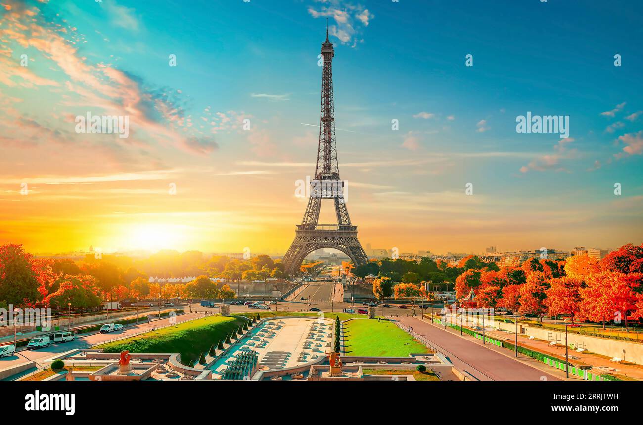Parigi con la Torre Eiffel al tramonto Foto Stock