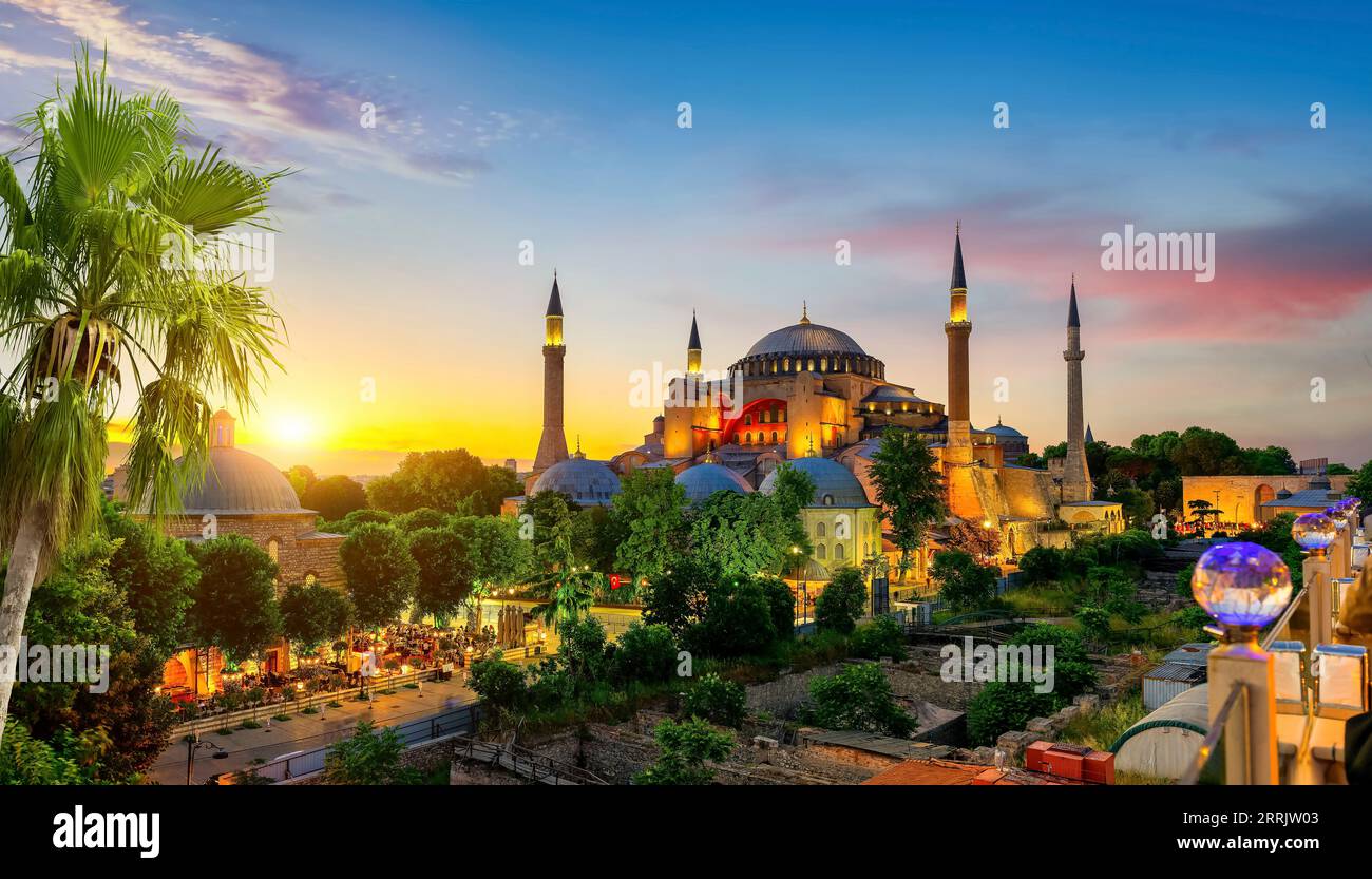 Illuminata da Hagia Sophia in serata estiva di Istanbul, Turchia Foto Stock