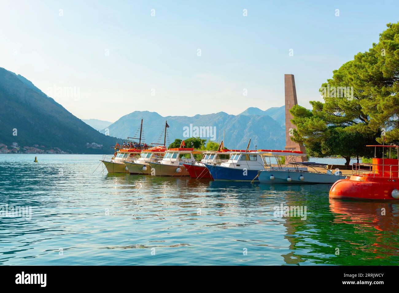 Ammira il monte Lovcen dalla baia di Cattaro e dalla città di Cattaro Foto Stock