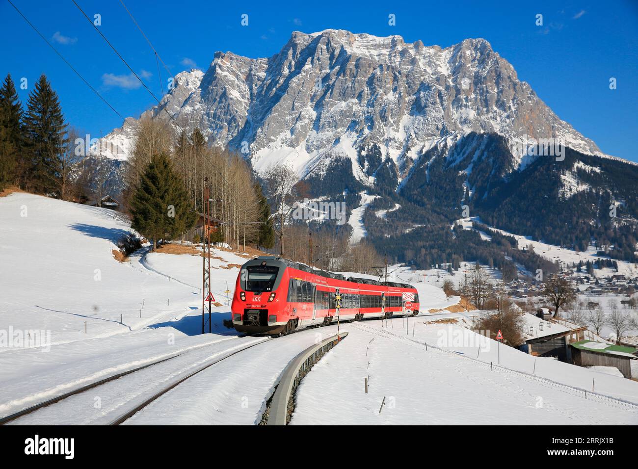 Ferrovia di Außerfern da Garmisch-Patenkirchen a Kempten, treno DB Regio sullo sfondo del massiccio dello Zugspitze, treno regionale sulla strada per Reutte, Leermoos, Tirolo, Austria Foto Stock