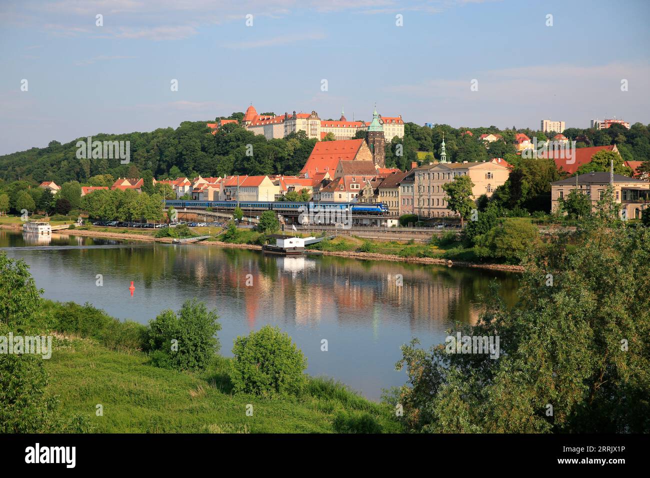 I treni espressi internazionali corrono lungo il fiume Elba tra Dresda e Praga. I treni proseguono da Dresda a Berlino e offrono un'esperienza di viaggio fantastica, inclusa Una carrozza ristorante di alta qualità, Pirna, Sassonia, Germania. Foto Stock