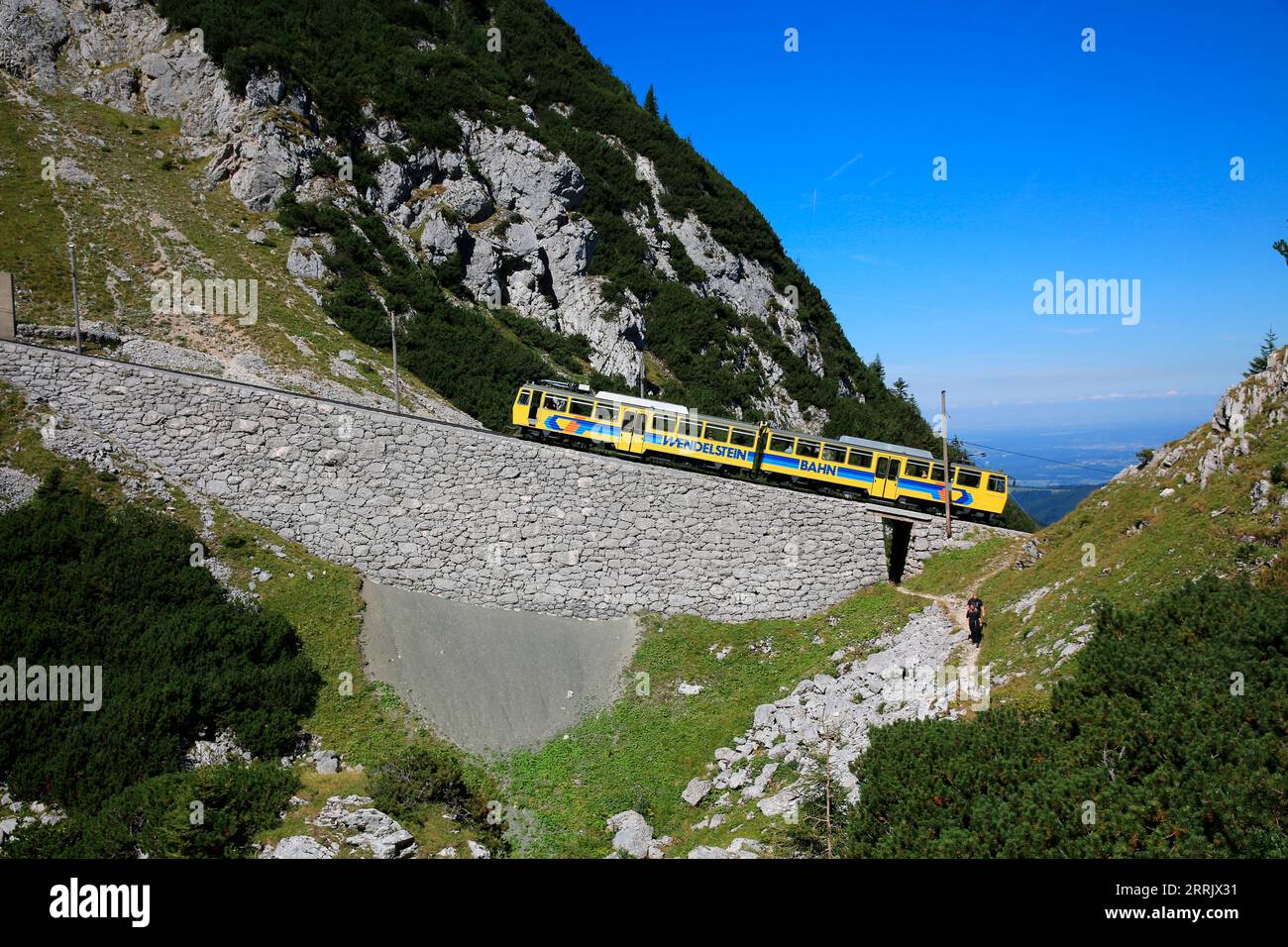 Wendelsteinbahn, già dal 1912 la più antica ferrovia a cremagliera di alta montagna della Germania, porta comodamente gli amanti della montagna e i turisti in una delle montagne panoramiche più belle della Baviera. Wendelstein, Baviera, Germania Foto Stock