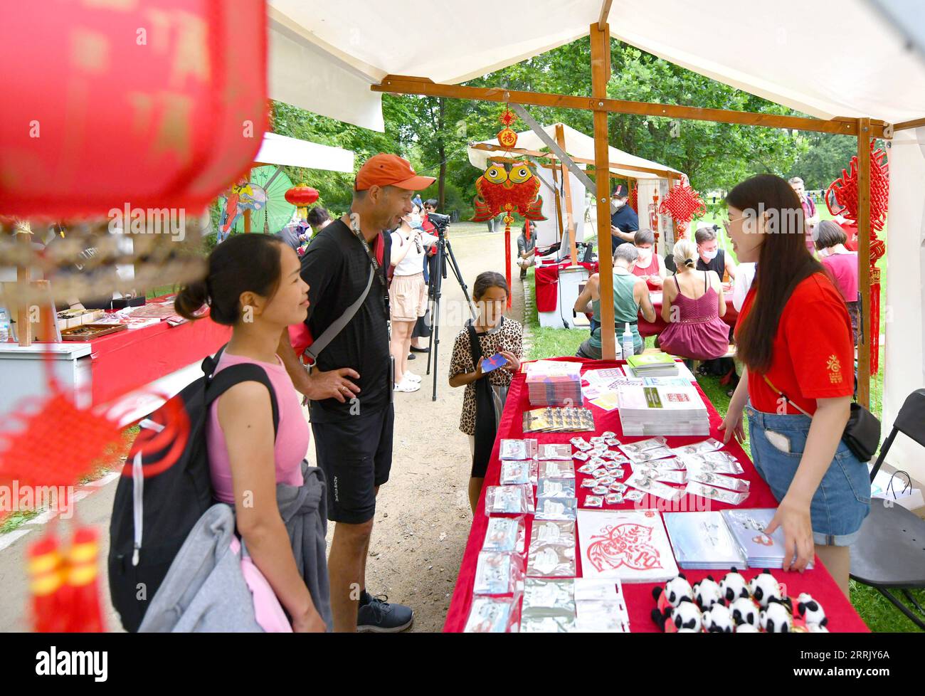 220814 -- BERLINO, 14 agosto 2022 -- le persone visitano uno stand espositivo cinese durante il festival culturale Culture Meets Garden presso i Gardens of the World di Berlino, in Germania, il 13 agosto 2022. Il festival si è tenuto qui dal 13 al 14 agosto. GERMANIA-BERLINO-FESTIVAL CULTURALE RenxPengfei PUBLICATIONxNOTxINxCHN Foto Stock