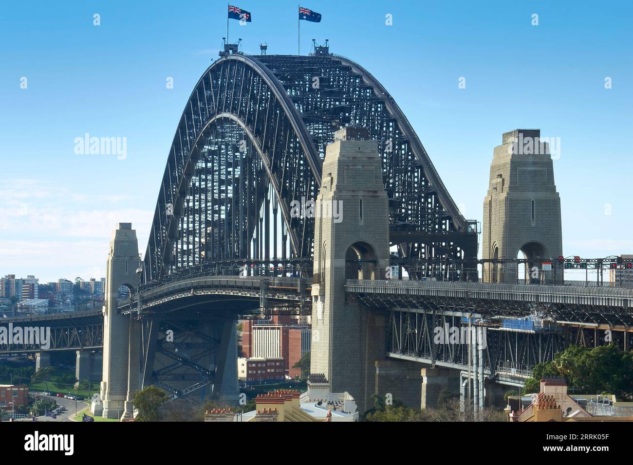 Lo storico attraverso l'Arch Steel Sydney Harbour Bridge, visto dall'Observatory Park, The Rocks, Sydney, NSW, Australia. Foto Stock