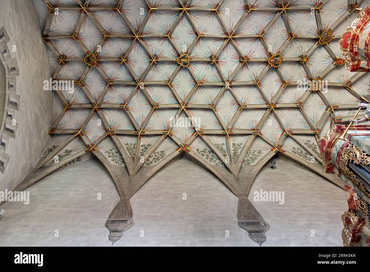 Chiesa protestante di St. Peter e St. Paul costruì dal 1517 al 1527. Nelle chiavi della volta a stella a coste sono raffigurate da sinistra a destra: St Paolo (con la Bibbia e la spada), San Pietro (con la Bibbia e la chiave), Maria con il bambino Gesù, San Giovanni Battista e anche St Martin, Mössingen, Germania Foto Stock