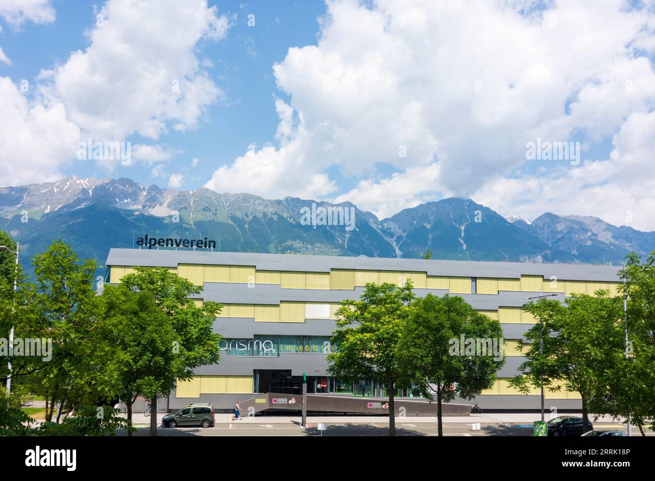 Innsbruck, edificio per uffici con sede ad Alpenverein Austria, montagne Nordkette nella regione di Innsbruck, Tirolo, Austria Foto Stock