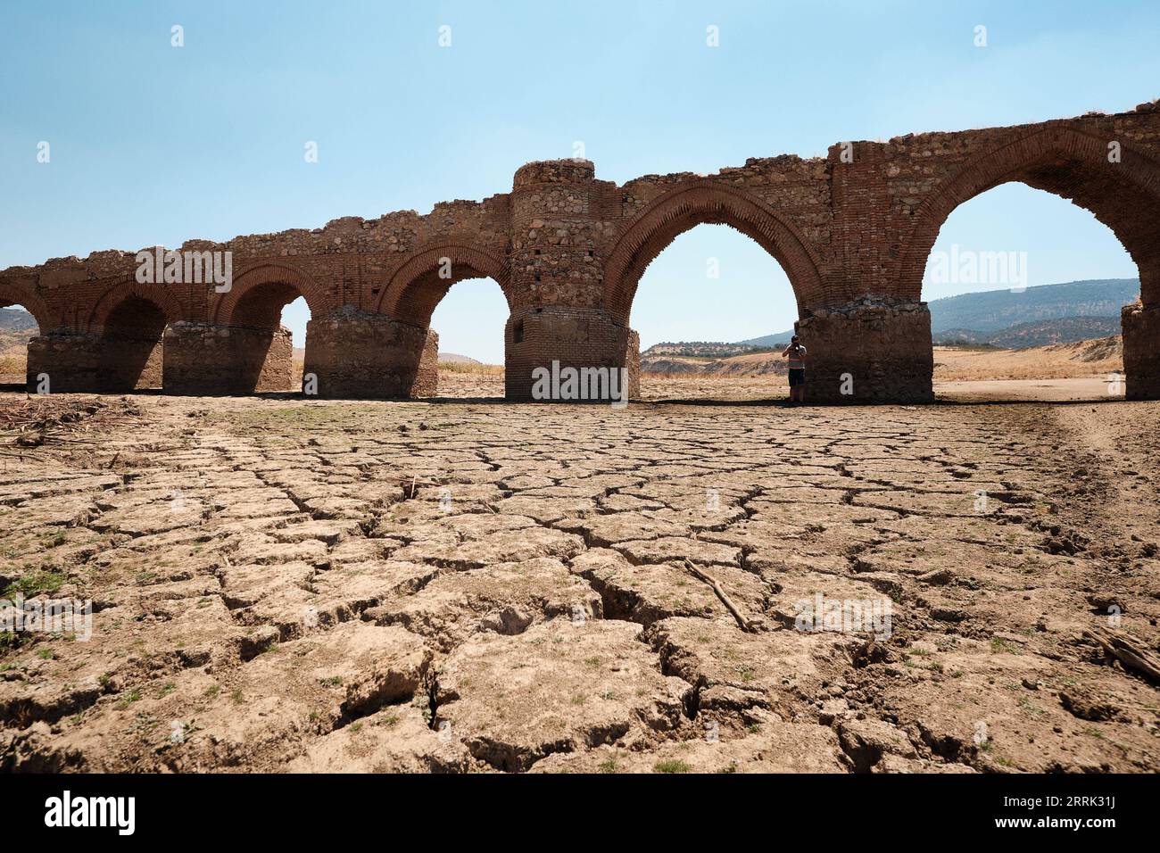 220816 -- ESTREMADURA SPAGNA, 16 agosto 2022 -- foto scattata il 15 agosto 2022 mostra una vista del bacino idrico di Cijara in Estremadura, Spagna. La Spagna continua a soffrire di una delle estati più calde e secche mai registrate, dopo le temperature più alte mai registrate a luglio. La mancanza di pioggia ha lasciato i volumi d'acqua nei suoi serbatoi a meno del 40% della loro capacità di stoccaggio -- il 20% al di sotto del livello medio per questo periodo dell'anno. SPAGNA-ESTREMADURA-SICCITÀ MengxDingbo PUBLICATIONxNOTxINxCHN Foto Stock