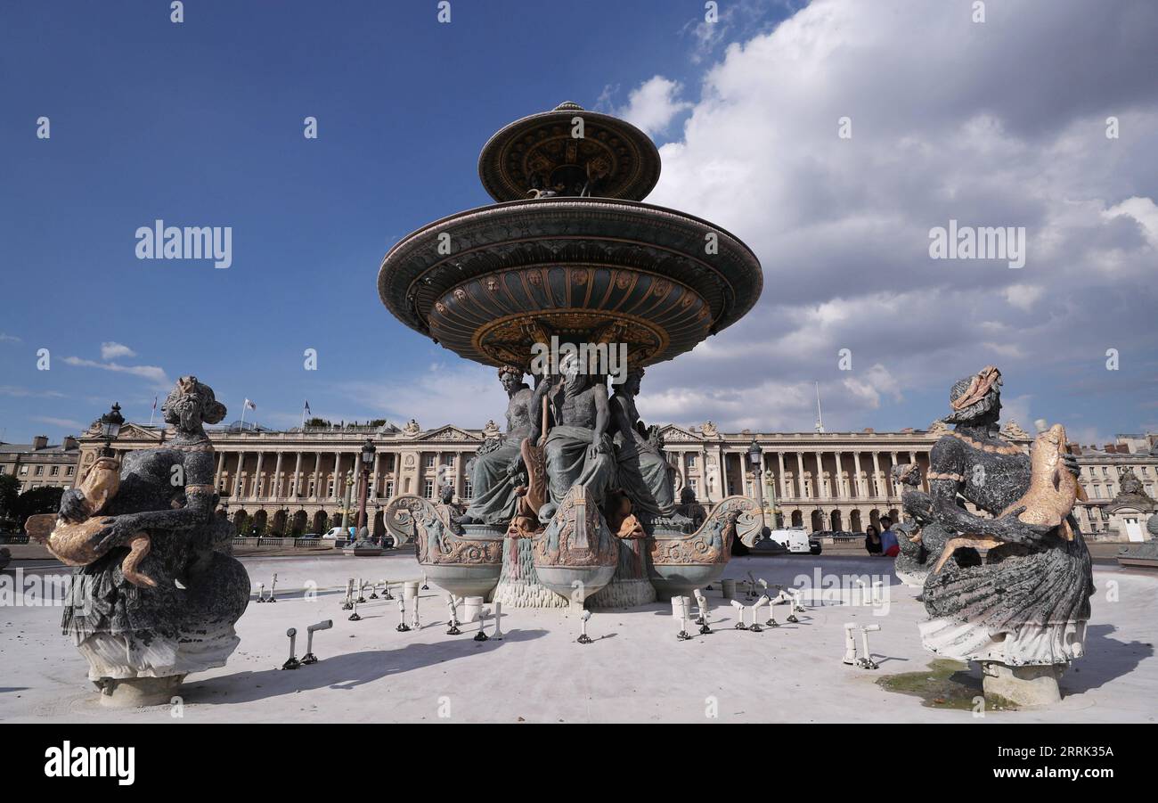 220817 -- PARIGI, 17 agosto 2022 -- Una fontana è stata chiusa al Concorde Plaza a Parigi, in Francia, 17 agosto 2022. Dato che la Francia sta subendo una grave siccità, in tutto il paese sono state imposte misure di restrizione dell'acqua. FRANCIA-PARIGI-SICCITÀ GaoxJing PUBLICATIONxNOTxINxCHN Foto Stock