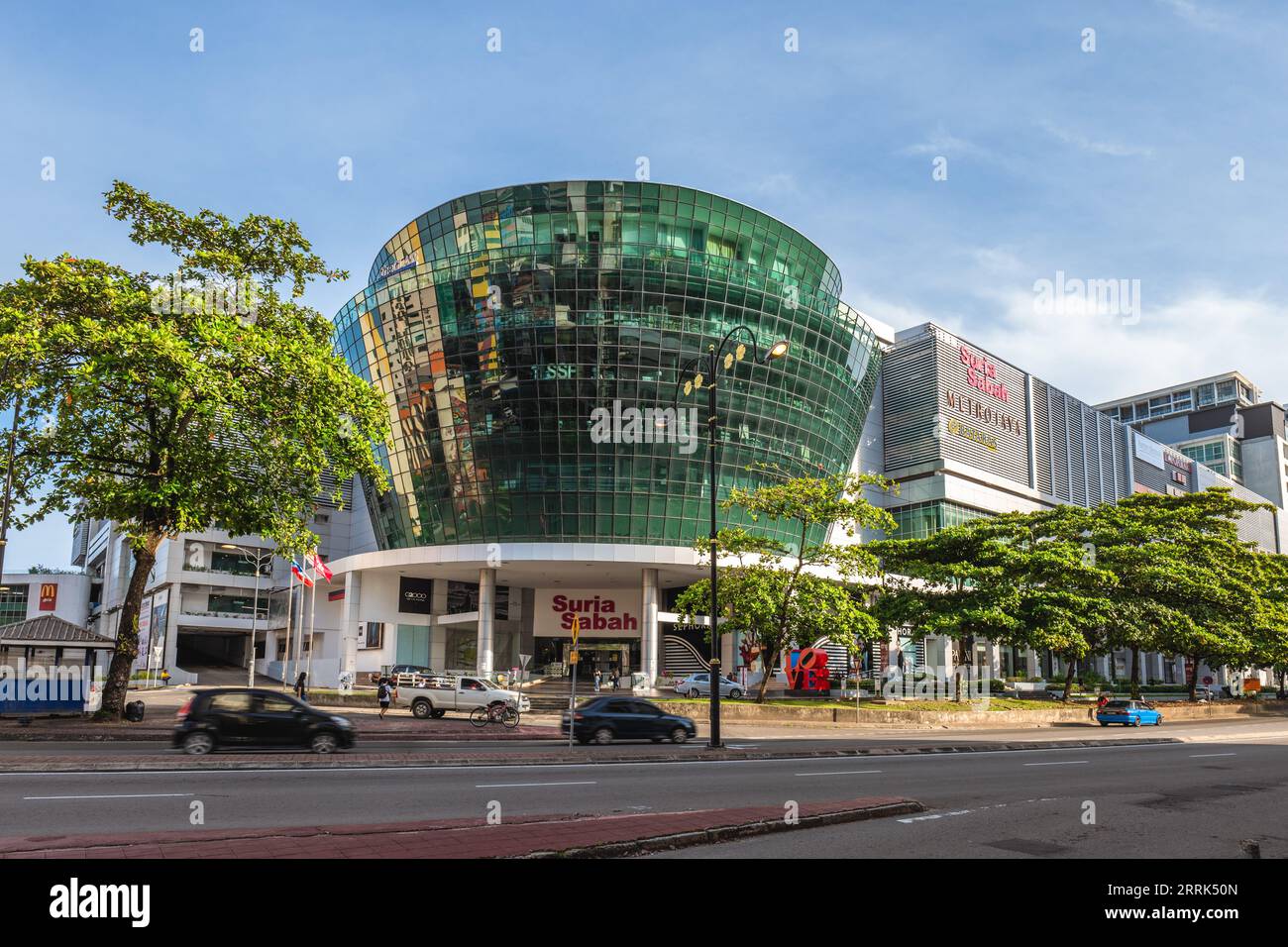 31 agosto 2023: Suria Sabah, un moderno centro commerciale situato nella città di Kota Kinabalu, Sabah, Malesia e completato nel luglio 2009. io Foto Stock