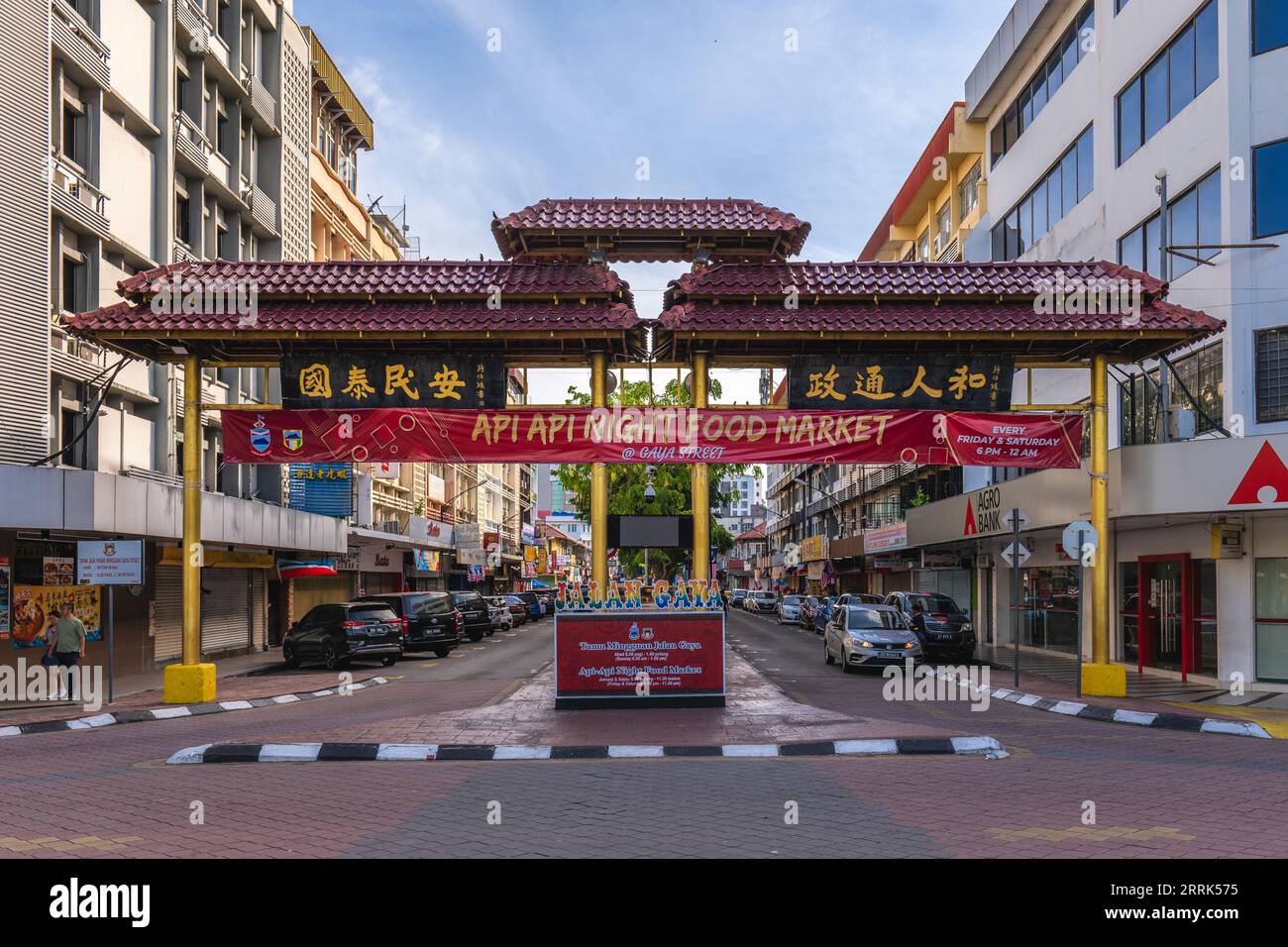 31 agosto 2023: Porta d'ingresso di via Gaya. Si tratta di una strada del mercato domenicale a Kota Kinabalu, Sabah, Malesia, e conosciuta come Chinatown di Saba Foto Stock