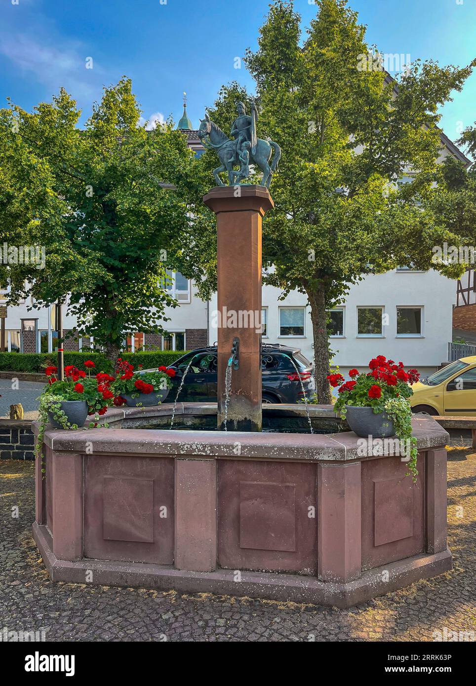 Amöneburg, Assia, Germania - fontana al mercato nel centro storico. Amöneburg è una piccola città nel distretto centrale dell'Assia di Marburgo-Biedenkopf. Si trova sulla montagna alta 365 m Amöneburg con il castello Amöneburg in cima. Foto Stock