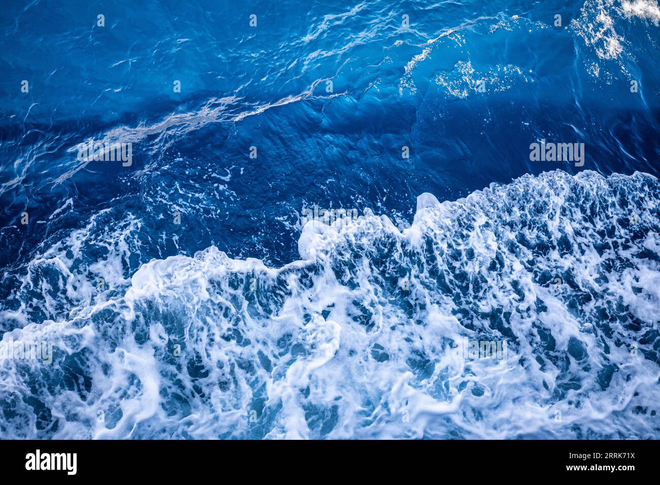 Croazia, baia del Quarnero, Primorje Gorski Kotar County, isola di Krk, mare blu, onde schiumose Foto Stock