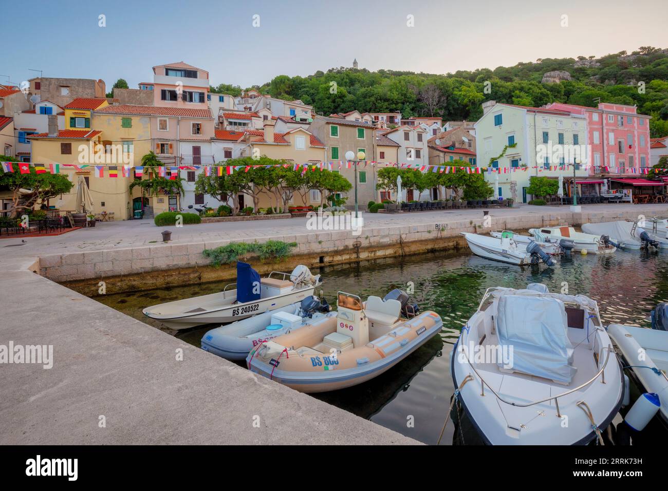 Croazia, baia del Quarnero, Primorje Gorski Kotar County, isola di Krk, vista di Baska, località turistica sul mare Adriatico Foto Stock Croazia, baia del Quarnero, Primorje Gorski Kotar County, isola di Krk, vista di Baska, località turistica sul mare Adriatico Foto Stock