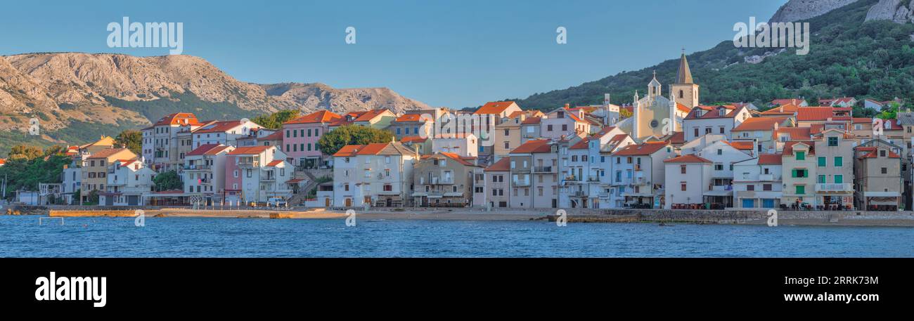Croazia, baia del Quarnero, Primorje Gorski Kotar County, isola di Krk, vista di Baska, località turistica sul mare Adriatico Foto Stock Croazia, baia del Quarnero, Primorje Gorski Kotar County, isola di Krk, vista di Baska, località turistica sul mare Adriatico Foto Stock