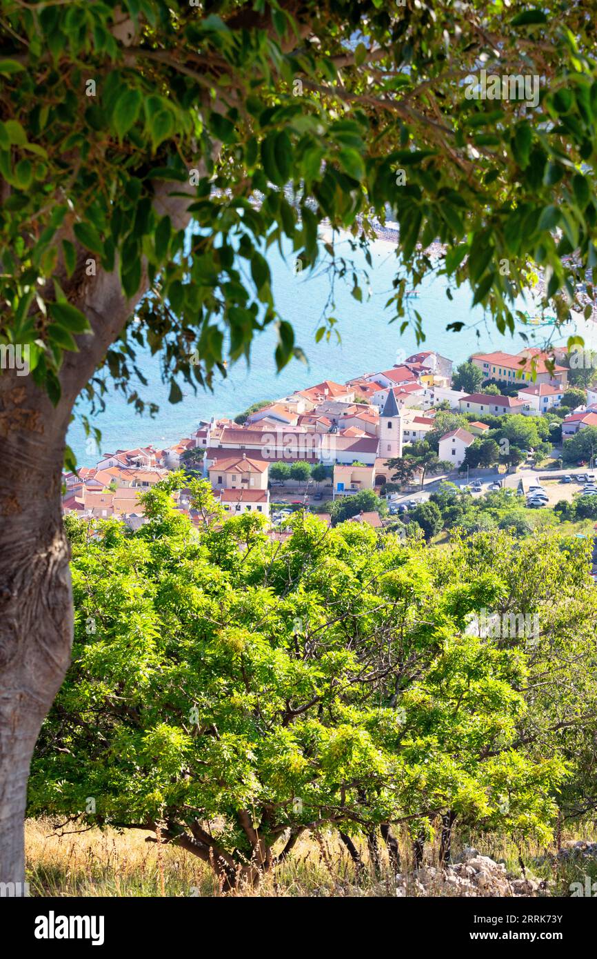 Croazia, baia del Quarnero, Primorje Gorski Kotar County, isola di Krk, vista sopraelevata di Baska, località turistica sul mare Adriatico Foto Stock Croazia, baia del Quarnero, Primorje Gorski Kotar County, isola di Krk, vista sopraelevata di Baska, località turistica sul mare Adriatico Foto Stock