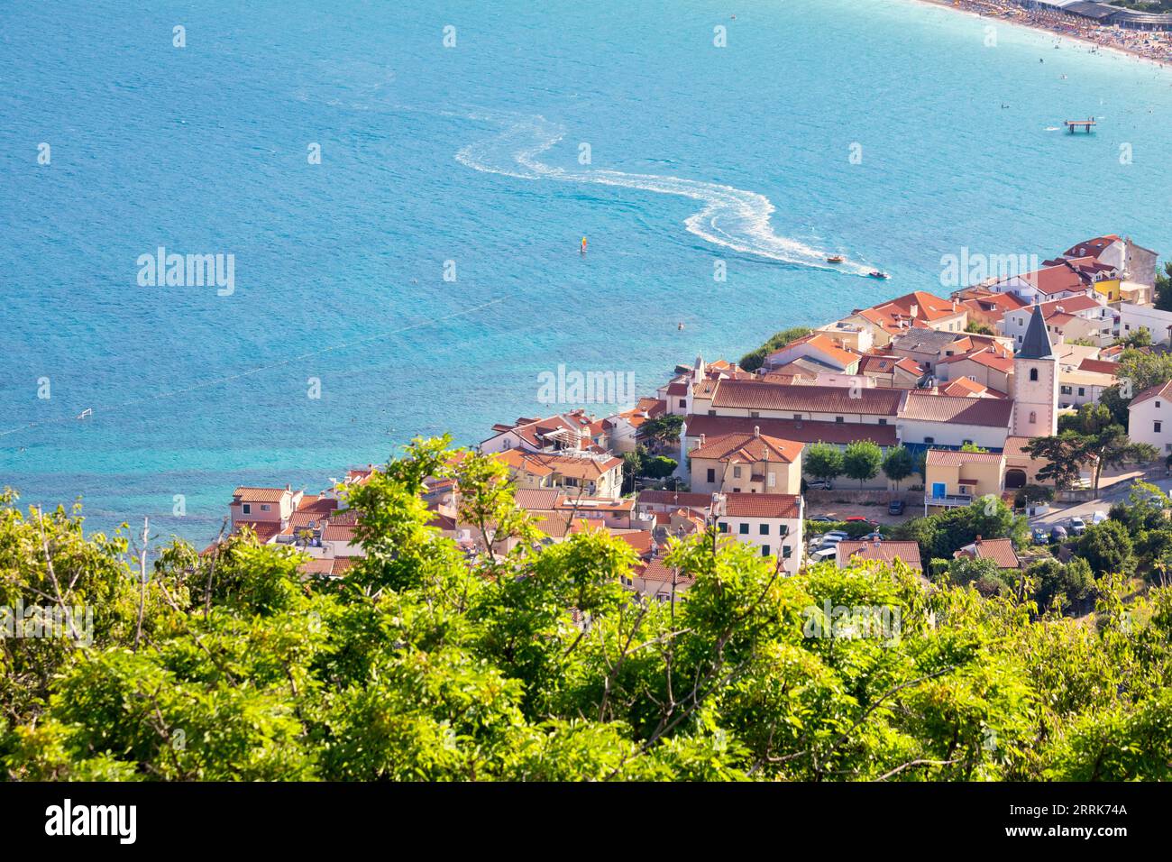 Croazia, baia del Quarnero, Primorje Gorski Kotar County, isola di Krk, vista sopraelevata di Baska, località turistica sul mare Adriatico Foto Stock Croazia, baia del Quarnero, Primorje Gorski Kotar County, isola di Krk, vista sopraelevata di Baska, località turistica sul mare Adriatico Foto Stock