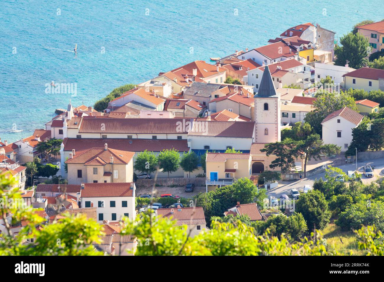 Croazia, baia del Quarnero, Primorje Gorski Kotar County, isola di Krk, vista sopraelevata di Baska, località turistica sul mare Adriatico Foto Stock Croazia, baia del Quarnero, Primorje Gorski Kotar County, isola di Krk, vista sopraelevata di Baska, località turistica sul mare Adriatico Foto Stock