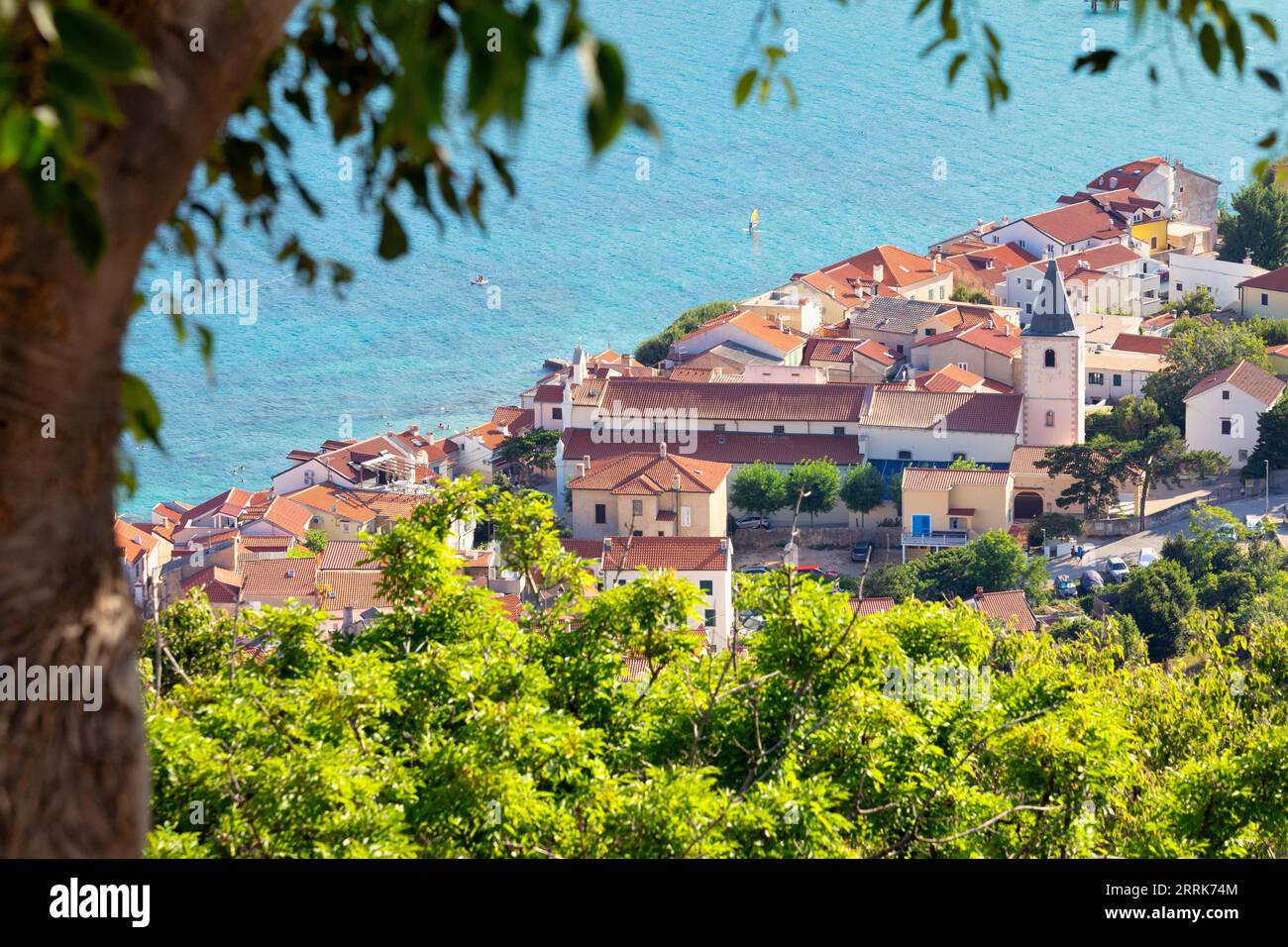 Croazia, baia del Quarnero, Primorje Gorski Kotar County, isola di Krk, vista sopraelevata di Baska, località turistica sul mare Adriatico Foto Stock Croazia, baia del Quarnero, Primorje Gorski Kotar County, isola di Krk, vista sopraelevata di Baska, località turistica sul mare Adriatico Foto Stock