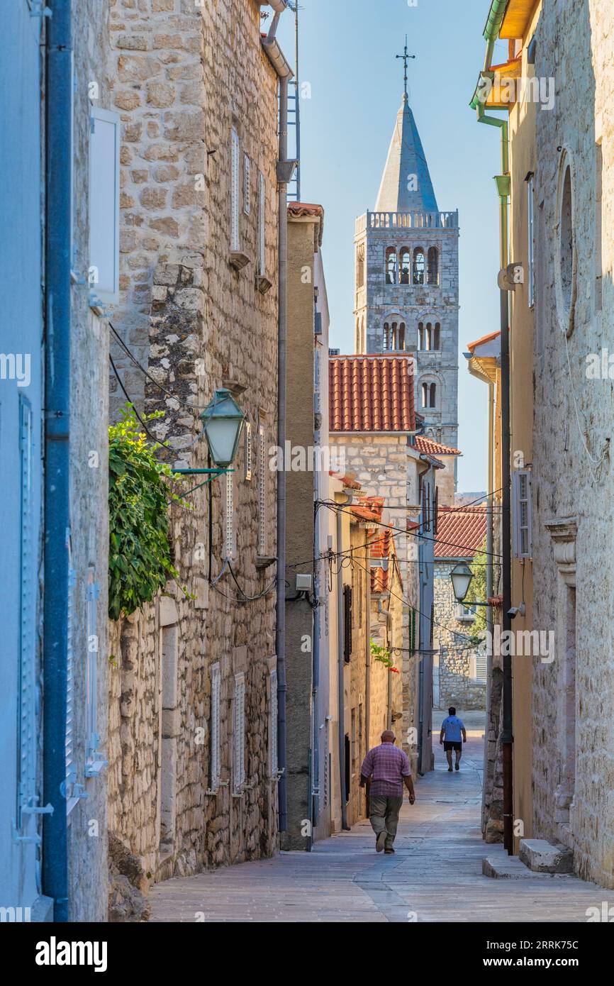 Europa, Croazia, Primorje-Gorski Kotar County, isola di Rab, le strette strade acciottolate del centro storico di Rab Foto Stock