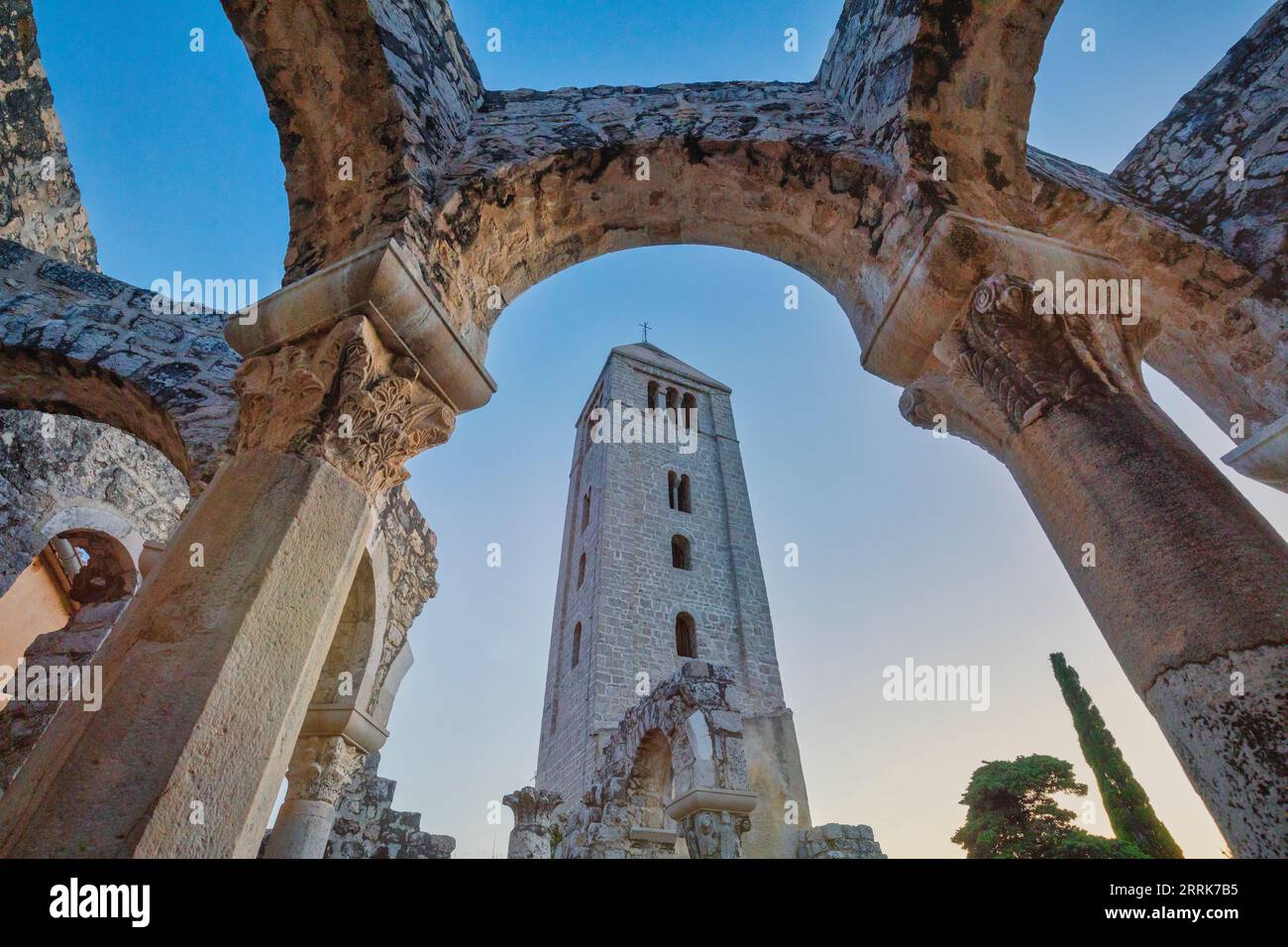 Europa, Croazia, Primorje-Gorski Kotar County, isola di Rab, rovine della Chiesa e Convento di San John the Evangelist nel centro storico di Rab Foto Stock