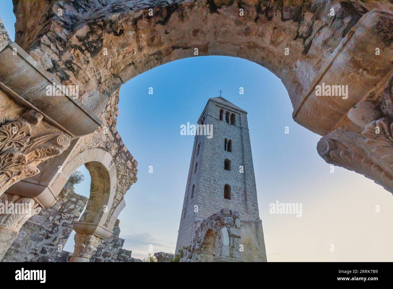 Europa, Croazia, Primorje-Gorski Kotar County, isola di Rab, rovine della Chiesa e Convento di San John the Evangelist nel centro storico di Rab Foto Stock