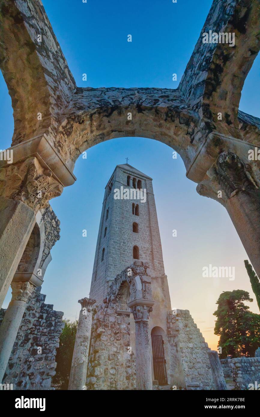 Europa, Croazia, Primorje-Gorski Kotar County, isola di Rab, rovine della Chiesa e Convento di San John the Evangelist nel centro storico di Rab Foto Stock