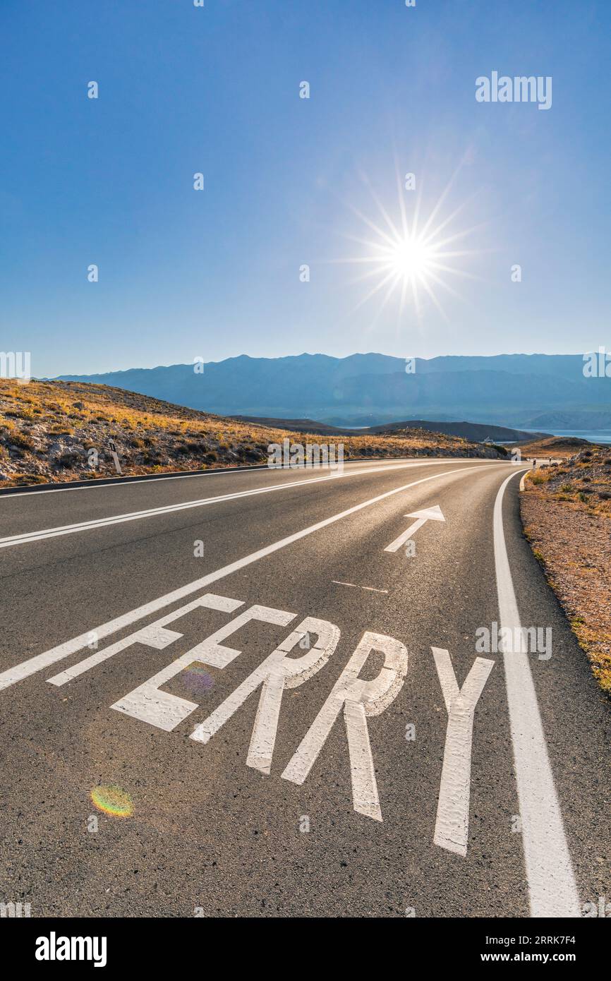 Europa, Croazia, Primorje-Gorski Kotar County, isola di Rab, la strada per Misnjak, porto dei traghetti dell'isola di Rab Foto Stock