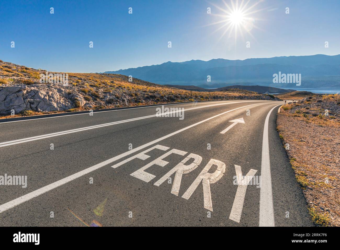 Europa, Croazia, Primorje-Gorski Kotar County, isola di Rab, la strada per Misnjak, porto dei traghetti dell'isola di Rab Foto Stock