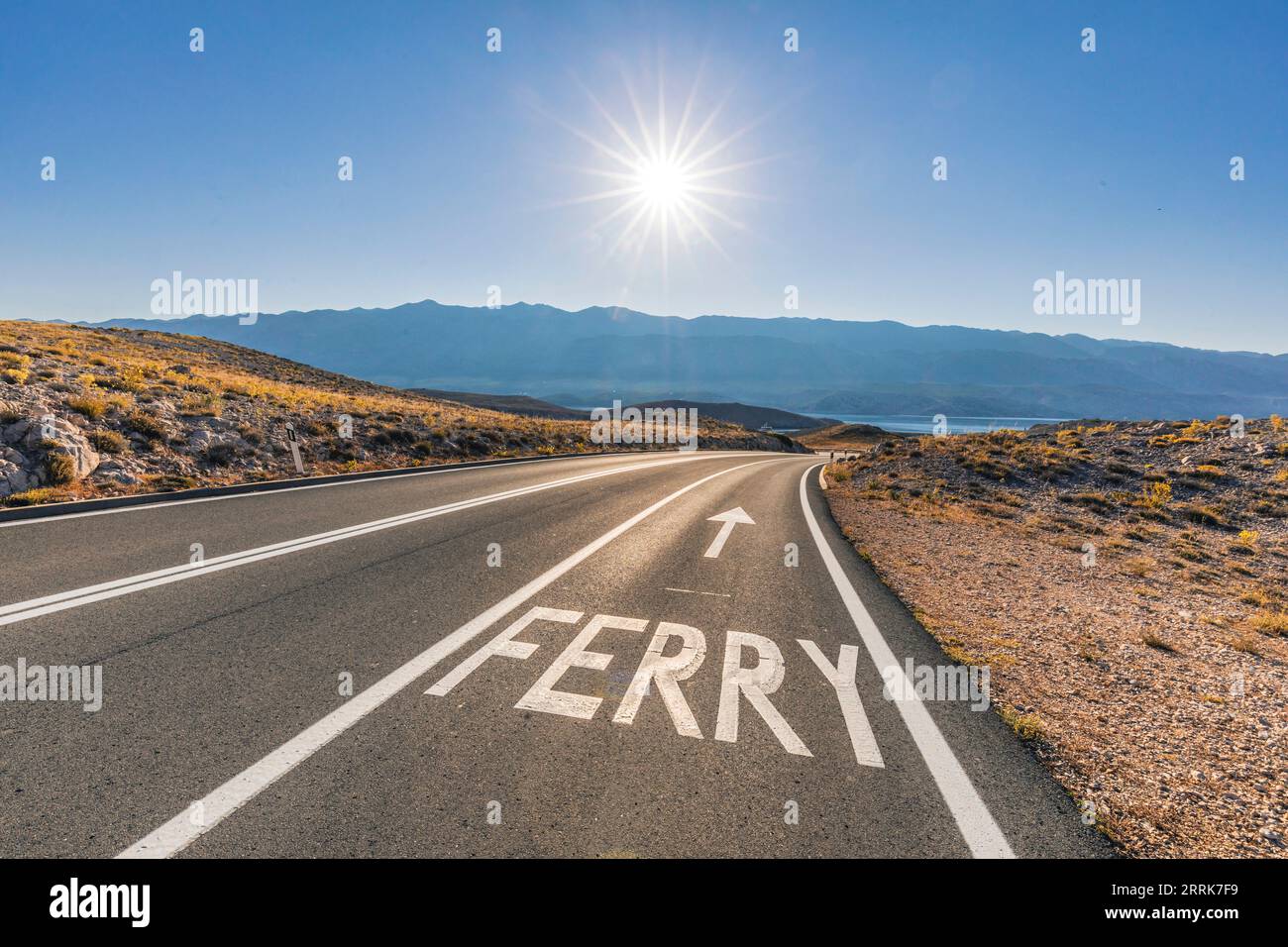 Europa, Croazia, Primorje-Gorski Kotar County, isola di Rab, la strada per Misnjak, porto dei traghetti dell'isola di Rab Foto Stock