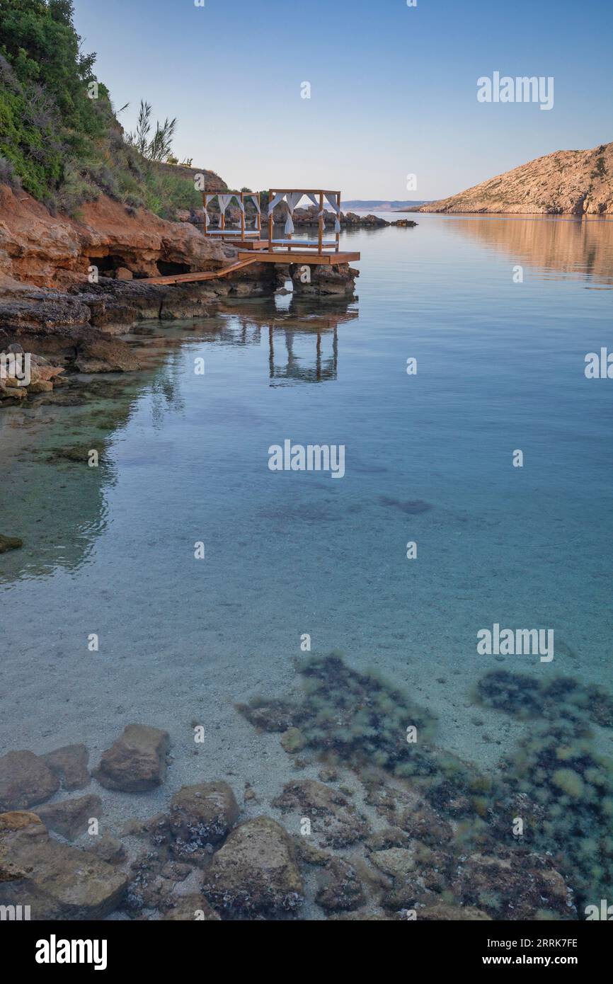 Europa, Croazia, regione di Primorje-Gorski Kotar, isola di Rab, Plaza Pudarica, baia e spiaggia di Pudarica, una delle spiagge più famose dell'isola di Rab Foto Stock
