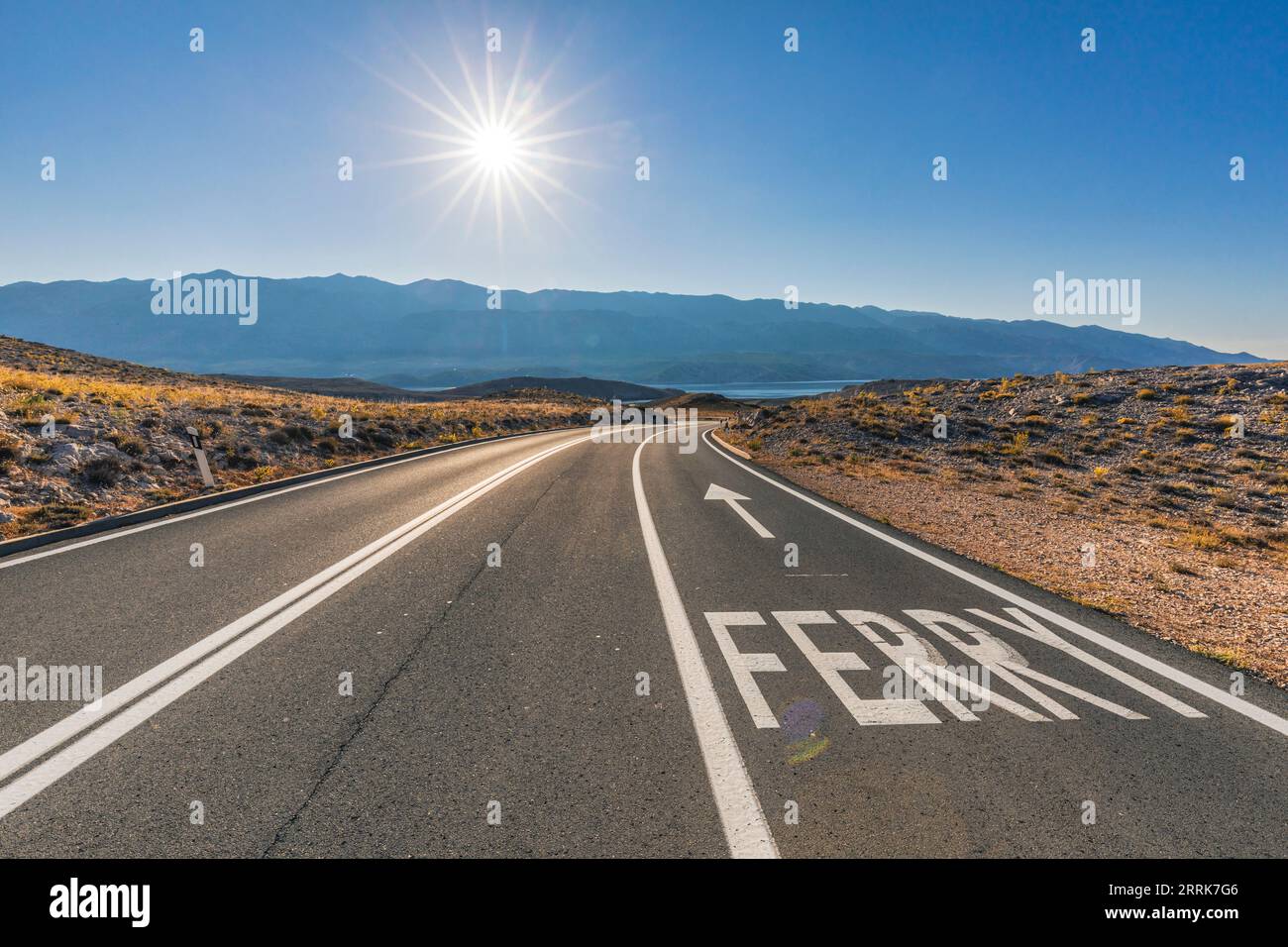Europa, Croazia, Primorje-Gorski Kotar County, isola di Rab, la strada per Misnjak, porto dei traghetti dell'isola di Rab Foto Stock