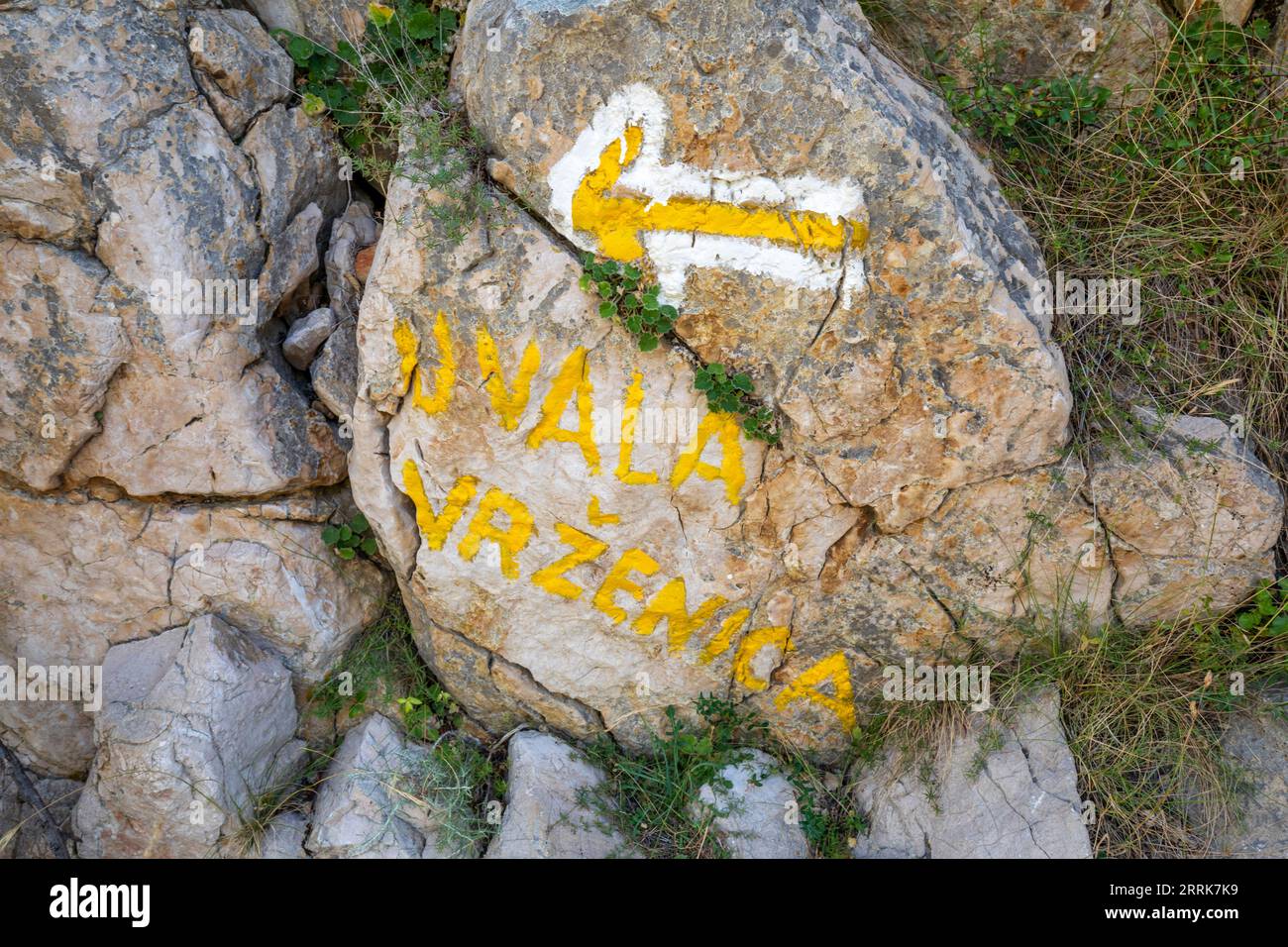 Croazia, Primorje-Gorski Kotar County, Krk Island, Baska, pietre dipinte come segnavia lungo i sentieri del Monte Lubinin Foto Stock